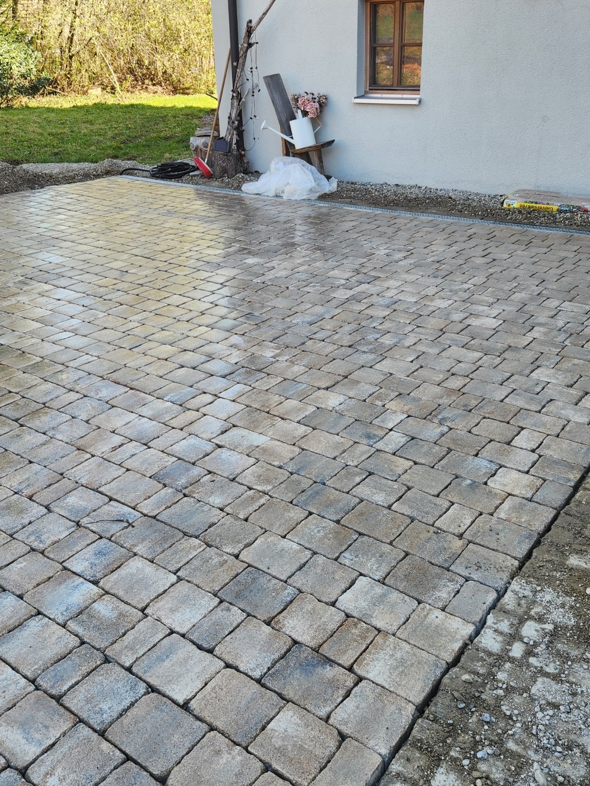 Fertig gepflasterte Fläche nach Erdarbeiten