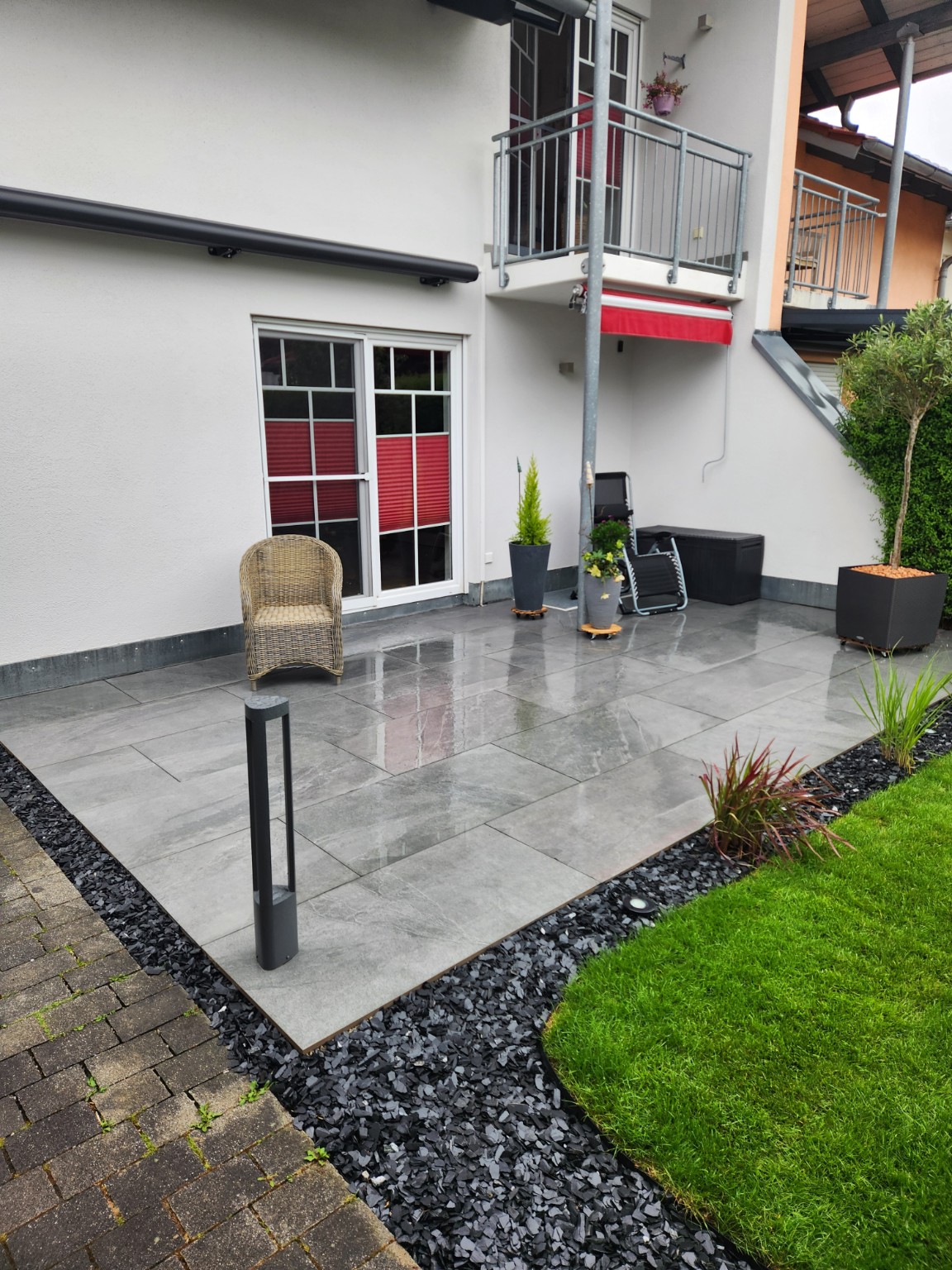 Terrasse und Außenanlage nachher